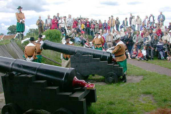 Demonstratie kanonschieten op zondagmiddag in Bourtange