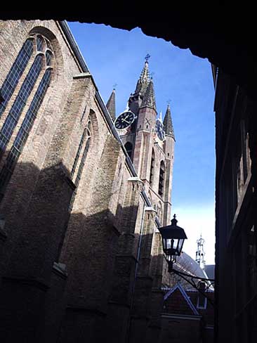 Agathaklooster (nu Prinsenhof) en op de achtergrond de toren van de Oude Kerk in Delft