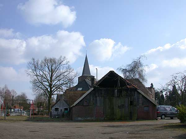 Beckum, blasiuskerk achter een schuur met een kapot dak