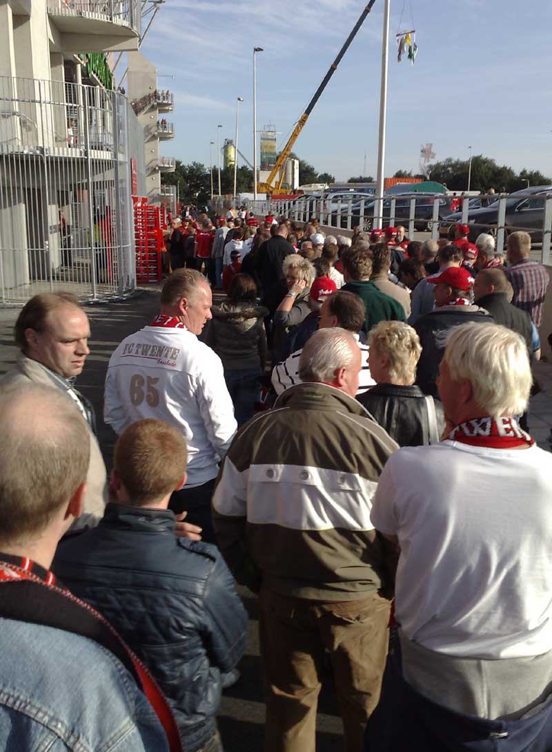 Vlak voor de wedstrijd FC Twente NEC, wachtende Twentesupporters