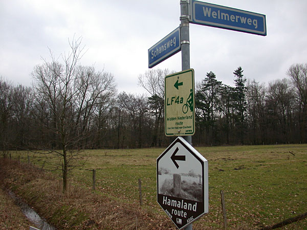 De schans ligt aan de fraaie Hamalandroute