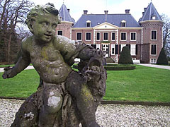 Het kasteel Nijenhuis dat voor dit huis Nijenhuis hier stond was eens van de adellijke familie Van Beckum