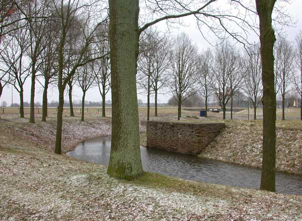 Van Waardenborg is alleen de fundering over