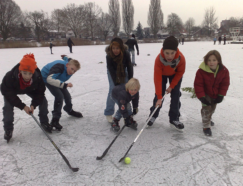 IJshockey op de bevroren vijver in het Tuindorp in Hengelo