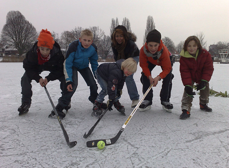 IJshockey op de bevroren vijver in het Tuindorp in Hengelo