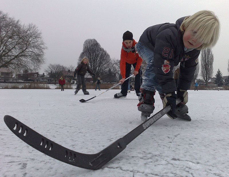 IJshockey op de bevroren vijver in het Tuindorp in Hengelo