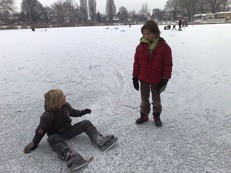 IJshockey op de bevroren vijver in het Tuindorp in Hengelo