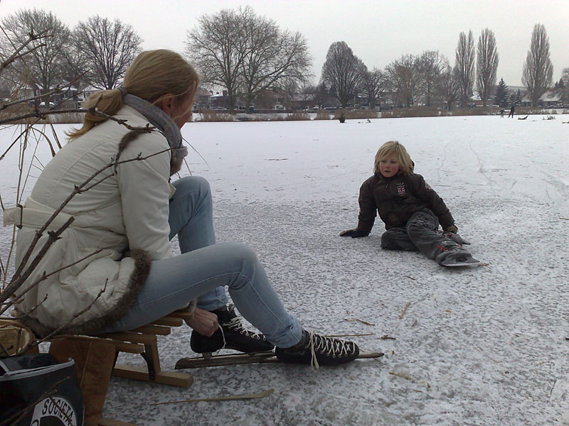 IJshockey op de bevroren vijver in het Tuindorp in Hengelo