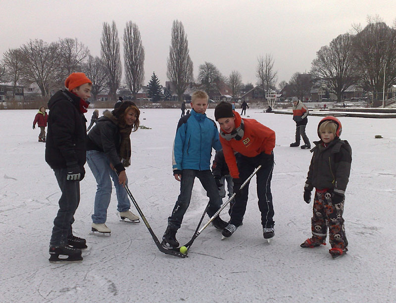 IJshockey op de bevroren vijver in het Tuindorp in Hengelo