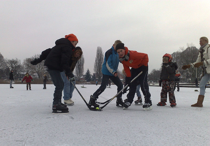 IJshockey op de bevroren vijver in het Tuindorp in Hengelo