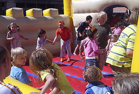 Springkussen is altijd een groot succes bij de kleine kinderen