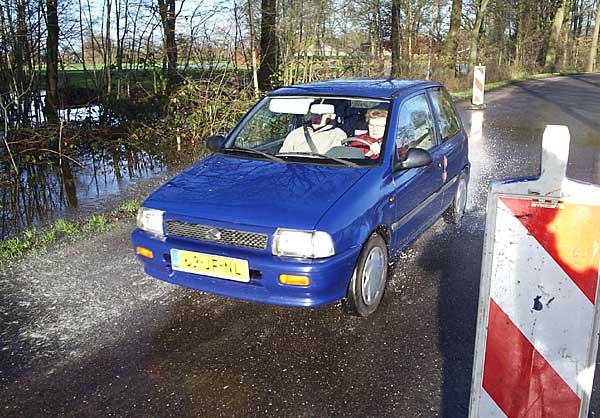 Auto rijdt door het Dinkelwater