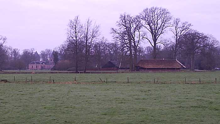 Kasteel Twickel met op de achtergrond de Oude Kerk van Stad Delden