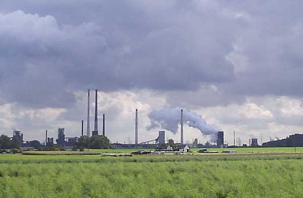 Vanuit de weg naar Orsoy zie je het fabrieksterrein aan de overkant van de Rijn