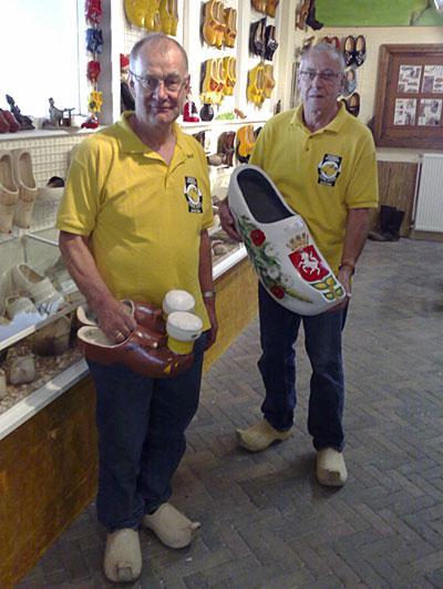 Marinus Roessink (links) en Marinus Kuipers uit Goor in het Klompenmuseum 18 september 2008