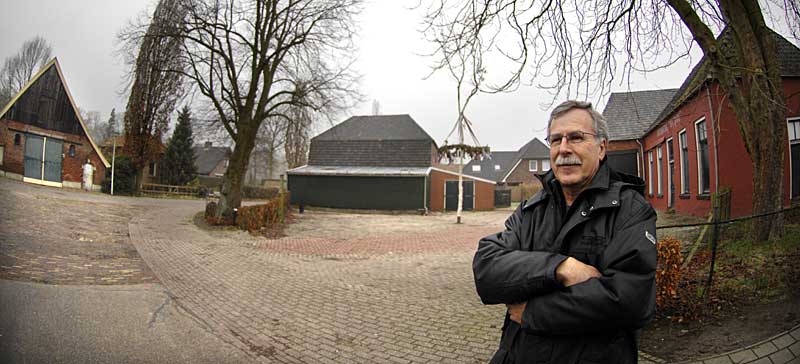 Ton Besling van de kunstvereniging Diepenheim op het Ottenplein