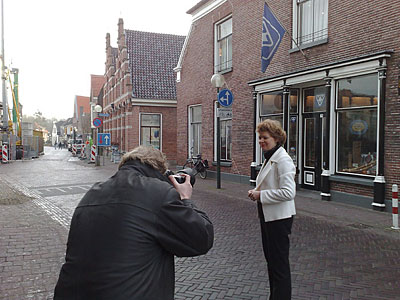 Directeur Lianne Niemeijer op de foto voor De Twentsche Courant Tubantia