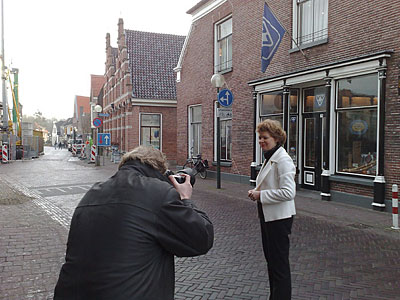Directeur Lianne Niemeijer op de foto voor De Twentsche Courant Tubantia