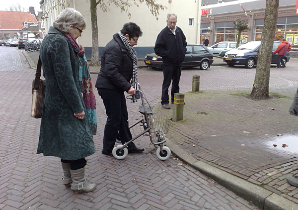 Rollatorgebruikers hebben moeite met de trottoirs in Delden