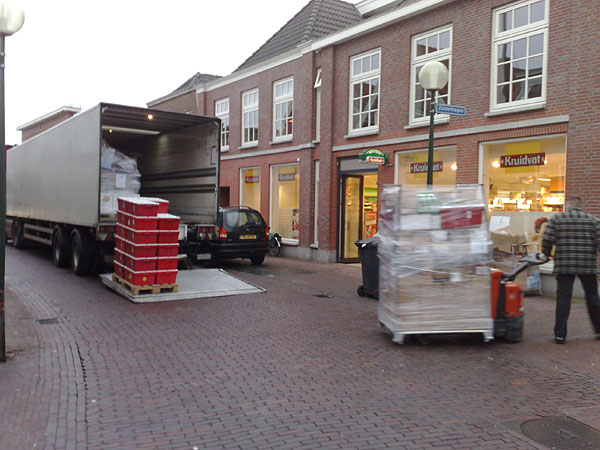 Vrachtwagen blokkeert Langestraat in Delden