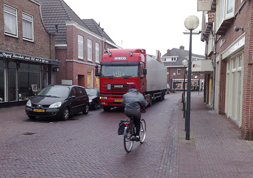 Vrachtwagen in Langestraat Delden bij Kruidvat