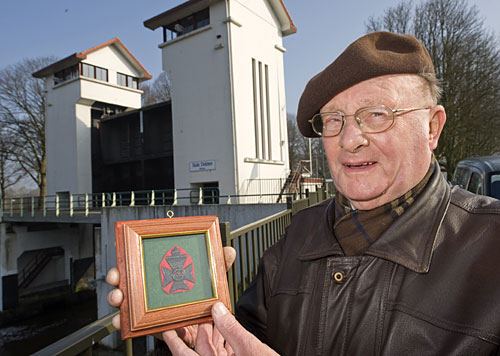 Hennie van Ommen toont wapen King's Royal Rifle Corps