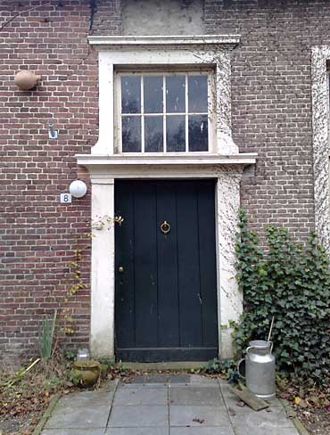 Voordeur schoolmeestershuis Azelo
