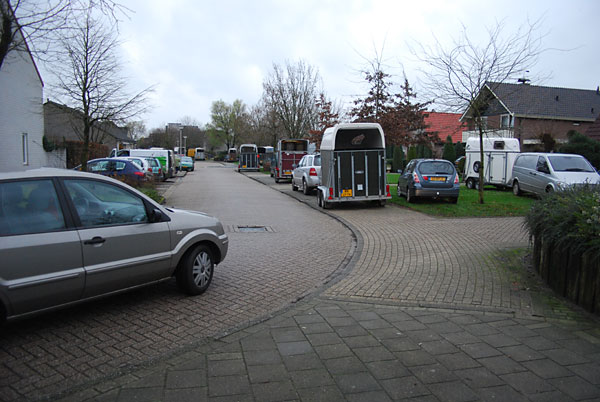Trailers blokkeren wegen in Goor