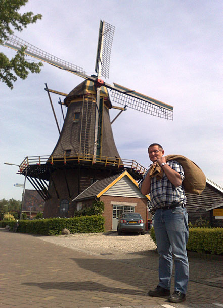 Henk Ruiterkamp bij de molen van Buursink De Hoop in Markelo
