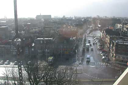 Opnieuw Leiden vanuit het noorden, iets meer naar rechts: de Pieterskerk