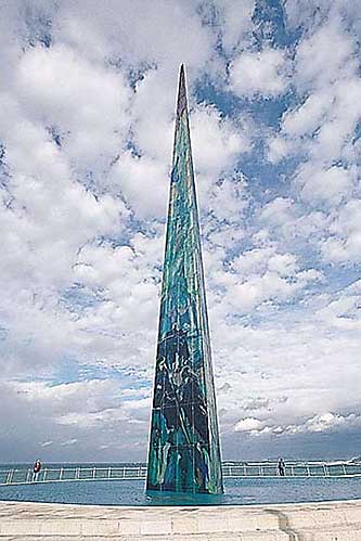 Glazen obelisk in La Corua Spanje door Van Tetterode Glas