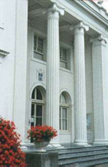 Het gemeentehuis van Bloemendaal wordt gesierd met het familiewapen van Van Tetrode