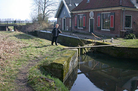 Sluis bij Elswout met uitzicht op de St Bavo in Haarlem