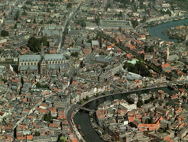 Haarlem met rechts het Spaarne en de Bakenessergracht