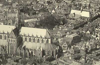 De Sint Jan ligt iets ten noorden van de St Bavo