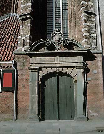 De oude toegangsdeur van de Sint Janskerk