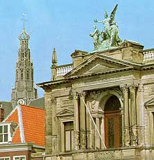 Het oudste museum is Teylers. Op de achtergrond de Bakenessertoren