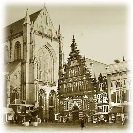 Het veerhuisje staat rechts naast de Vleeshal aan de Markt