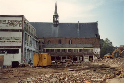 A. Koopman uit Heemstede fotografeert in 2000 de sloop van de Janskliniek gezien vanaf de Ridderstraat
