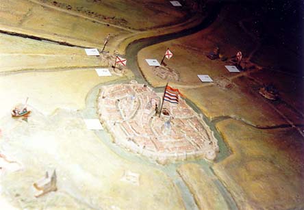 In 1573 is de Vrouwekerk zwaar gehavend tijdens de belegering van Leiden - maquette Legermuseum Delft