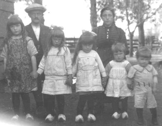 Antonius Tetteroo en zijn gezin in Veur