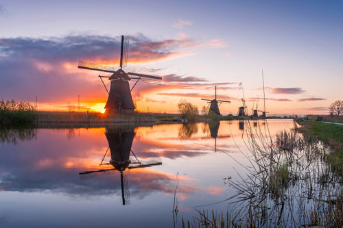 De Overwaardmolen op de voorgrond in Kinderdijk