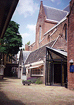 Ingang archief Kennemerland in Haarlem, het voormalige klooster St Jan