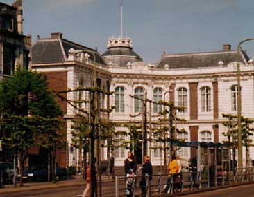 Het paleis van Willem ll staat op een steenworp afstand van het museum