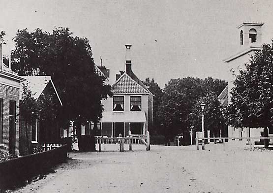 Van ouds het Regthuys is in het midden. Linksaf ga je naar Haarlem. Rechts staat het voormalige gemeentehuis