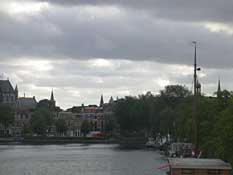 Het Spaarne met links nog net een stukje van de St Bavo