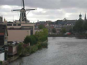 Helemaal rechts torentje St Jan en helemaal links de Bavo