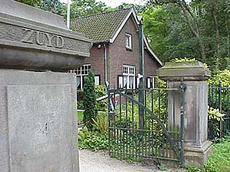 De ingang van Zuydwijk aan het einde van de snelweg bij Wassenaar