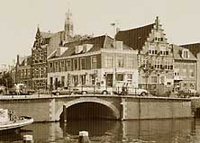 Hoek Bakenessegracht (links) en de Donkere Spaarne