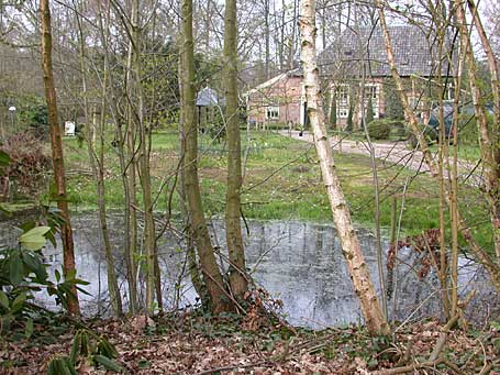 Schoolmeesterswoning Azelo en gracht van de havezate Dubbelink